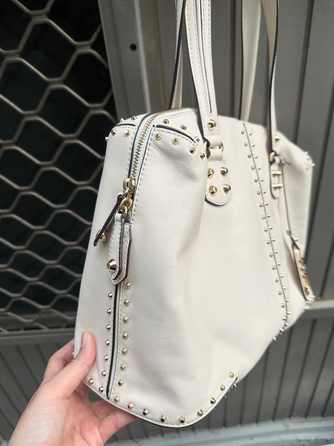 Michael Kors stud leather shoulder bag  상품이미지3