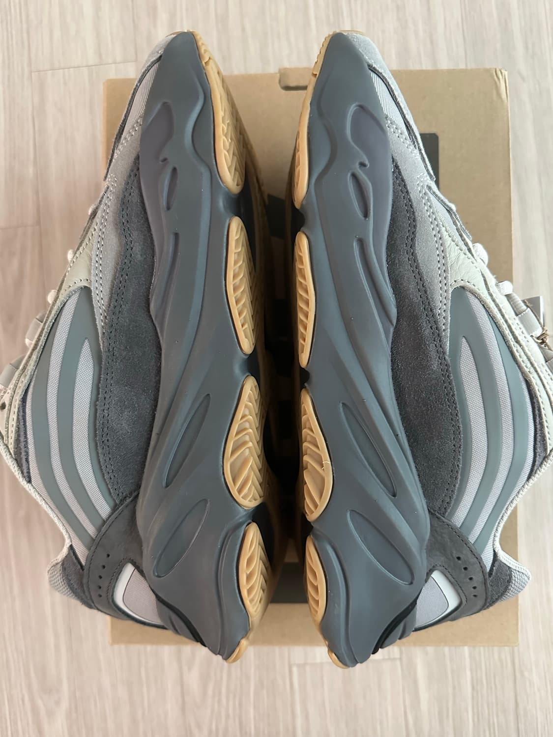 [275] 이지 부스트 700 V2 테프라 상품이미지4