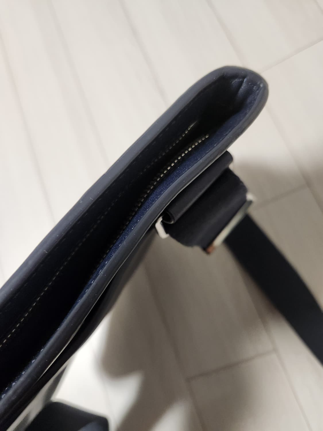 라코스테 네이비 크로스백

생활 스크레치 및 사용감 있어요
오염 하자 없 상품이미지9