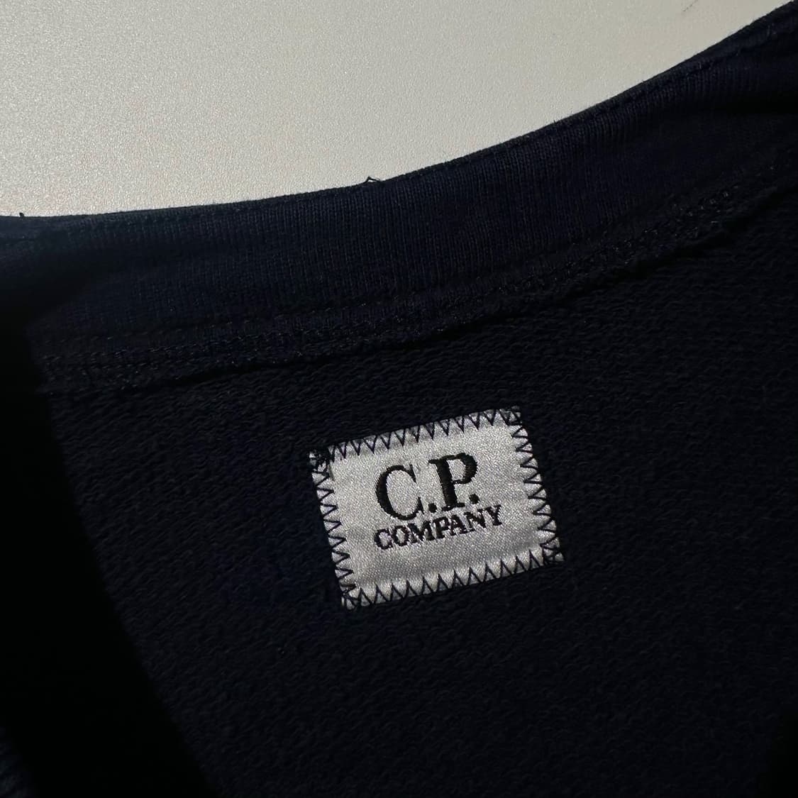 (매장판) CP컴퍼니 렌즈 후드 프린트 맨투맨 상품이미지4