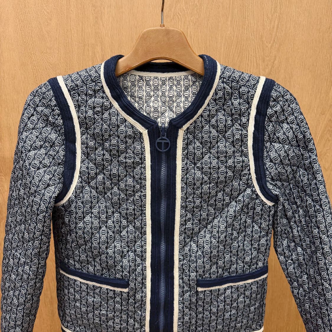 토리버치 리버시블 퀄팅 숏패딩 체인 패턴 더블 포켓 디테일 네이비 상품이미지4