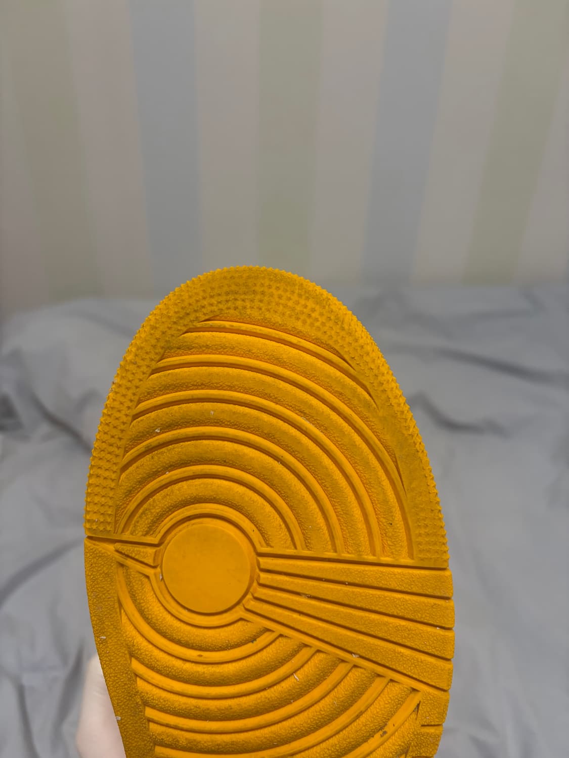 조던 1 레트로 하이 OG 유니버시티 골드 라이트 보르도 판매합니다!!! 상품이미지7