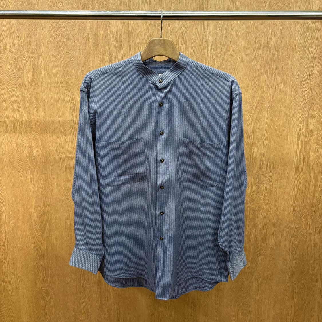 입생로랑 헨리넥 긴팔 스트라이프 셔츠 투 포켓 디테일 레귤러핏 블루 상품이미지2
