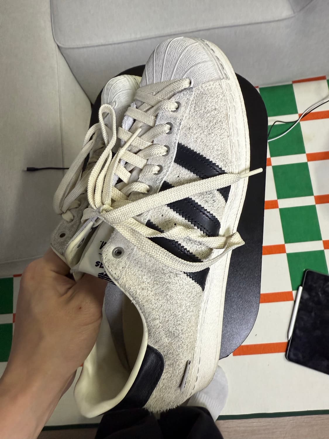 아디다스 x 송 포 더 뮤트 슈퍼스타 82 크림 화이트 코어 블랙 280 상품이미지4