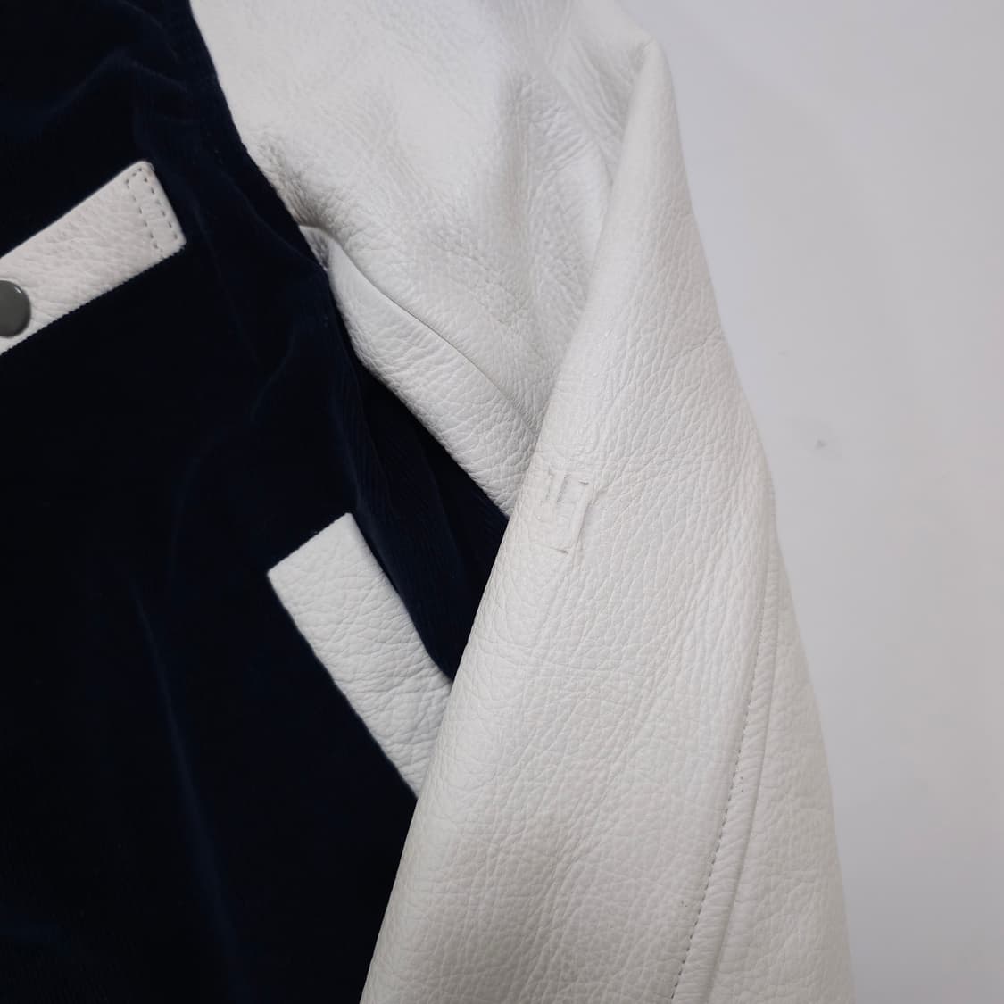 톰브라운 톰그레이 쉽스킨 바시티 자켓 상품이미지4