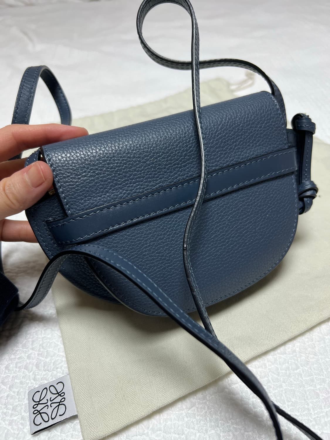 로에베 게이트백 미니 오닉스 블루 컬러 상품이미지3