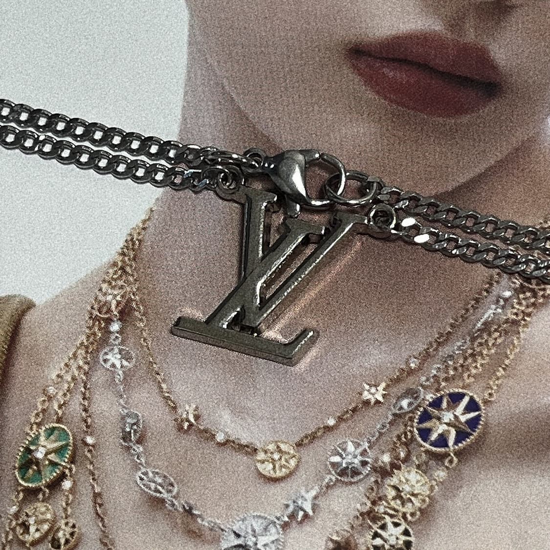 루이비통 LV 로고 양고리 실버 목걸이 상품이미지4