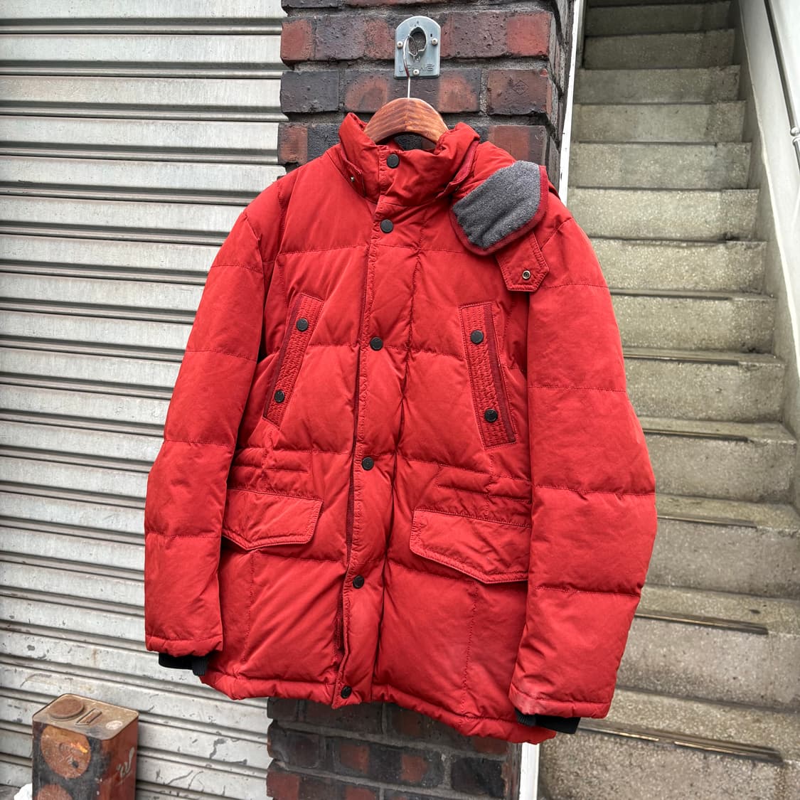 씨피컴퍼니 덕다운 레드 고글 후디드 푸퍼 자켓(탈부착) 상품이미지3