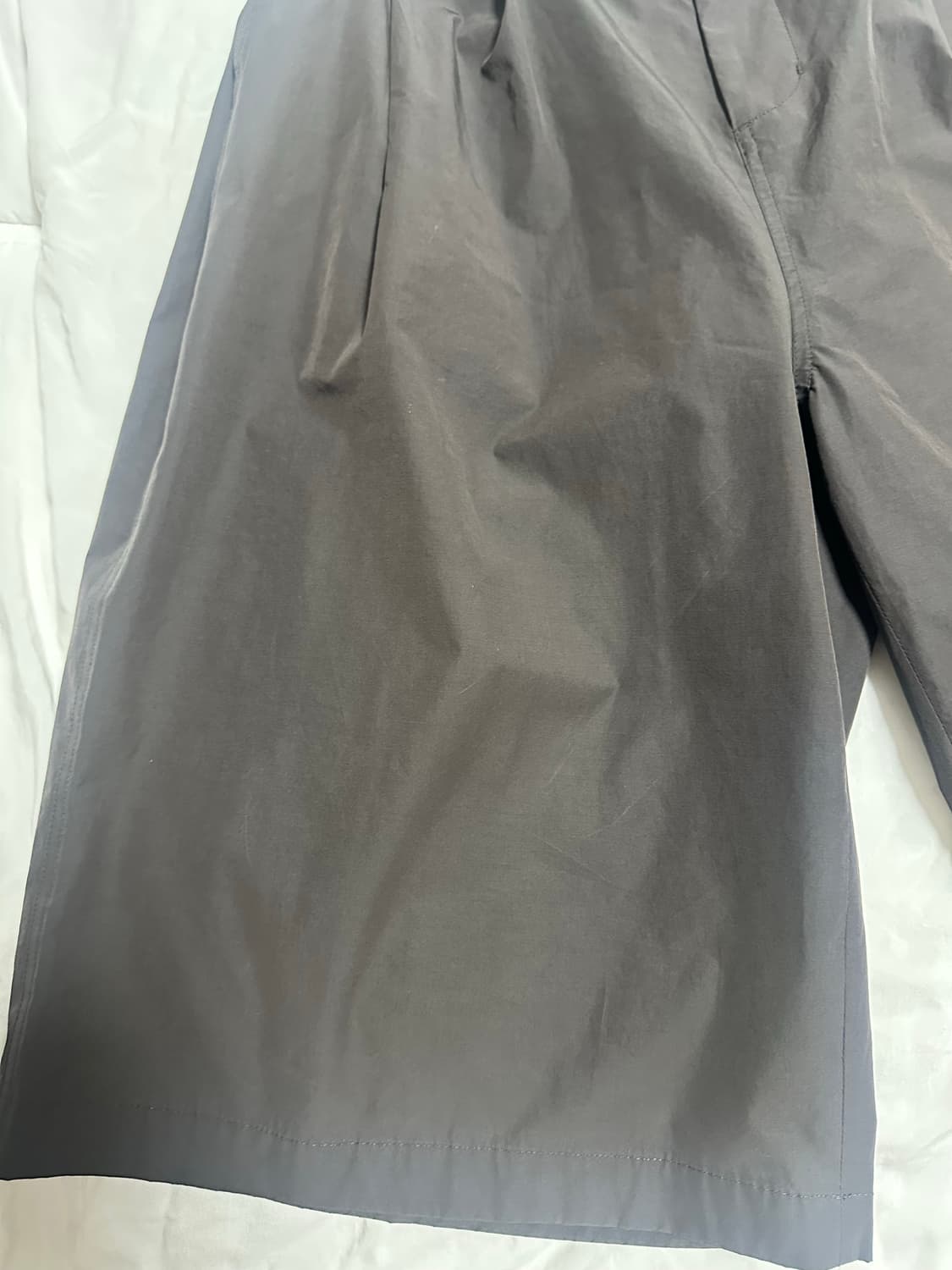 [M] 아모멘토 24ss 투턱 와이드 버뮤다 쇼츠 챠콜 상품이미지4