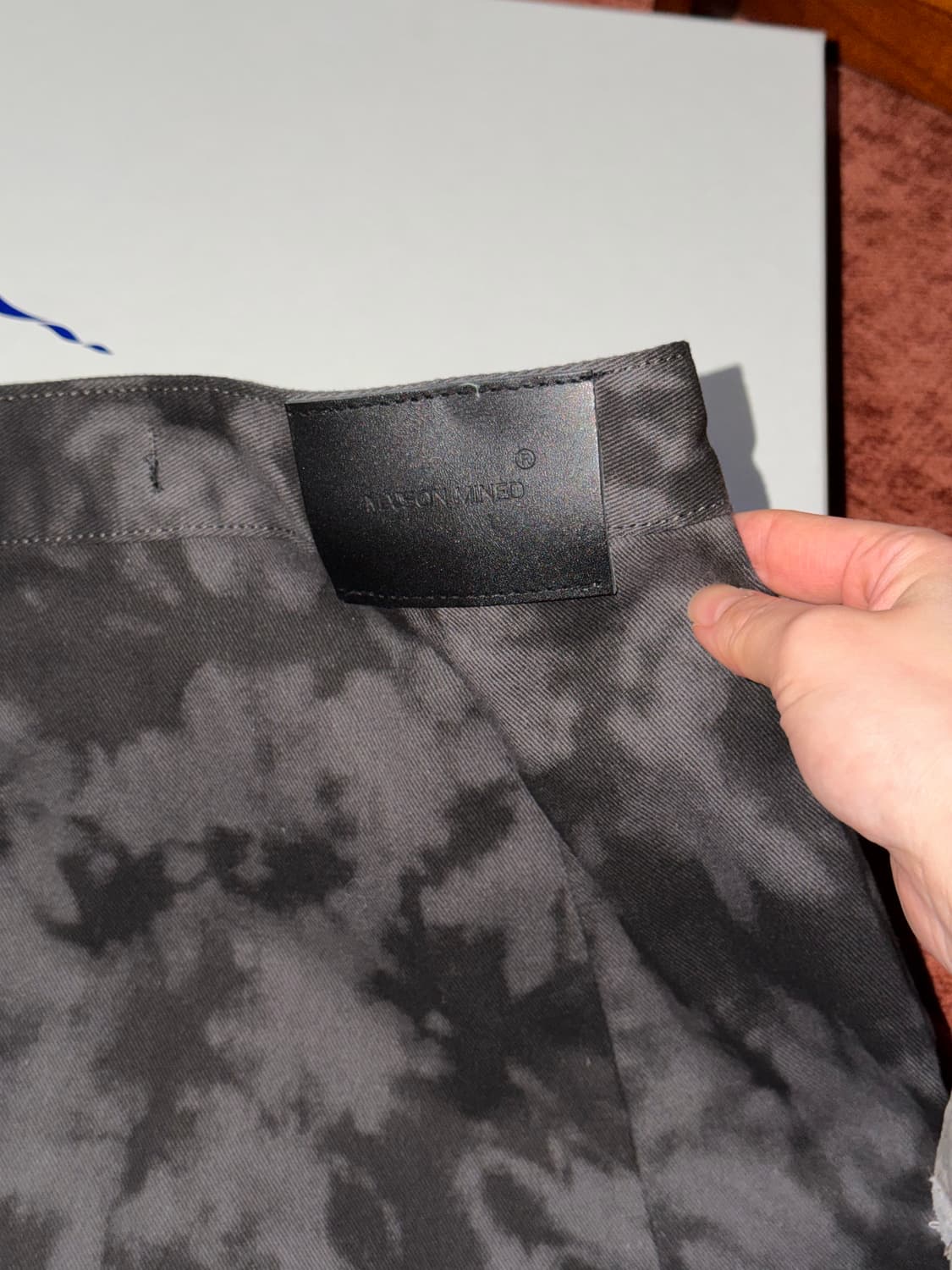 메종미네드 MAISON MINED] 랩 스커트 블랙 카모 패턴 상품이미지3