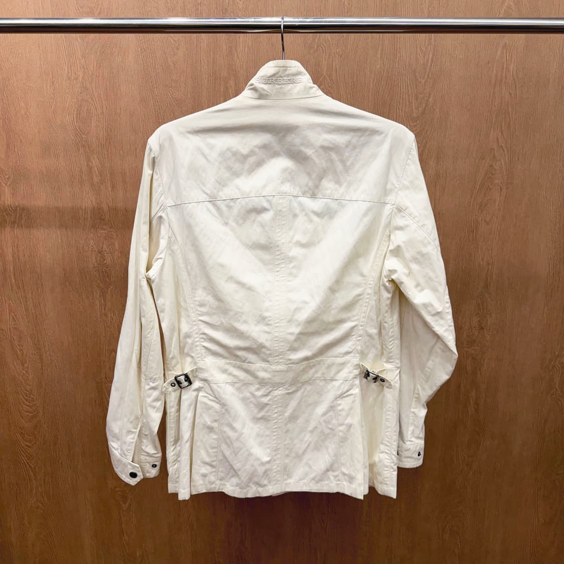 버버리 런던 하이넥 유틸리티 필드 자켓 사이드 벨트 버클 디테일 아이보리 상품이미지3