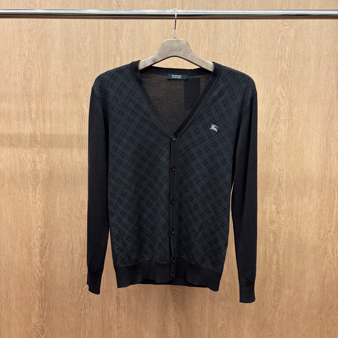 버버리 블랙라벨 브이넥 가디건 타탄 체크 로고 자수 디테일 블랙 상품이미지2