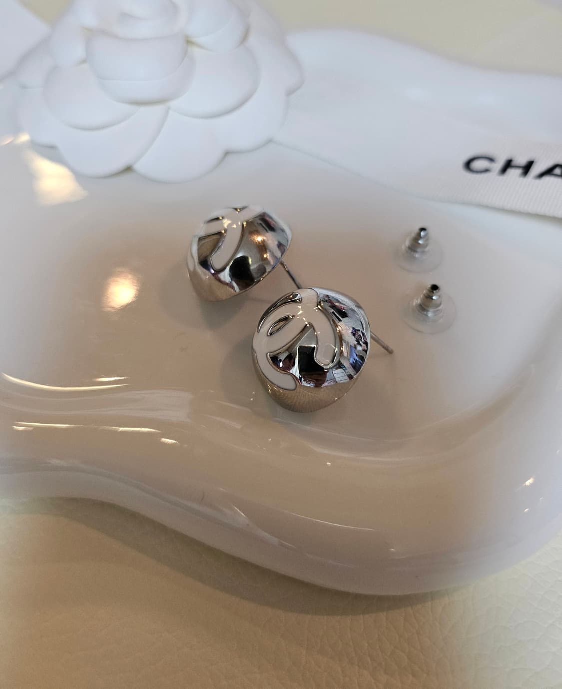 샤넬 은볼 귀걸이 화이트 업사이클링 상품이미지4