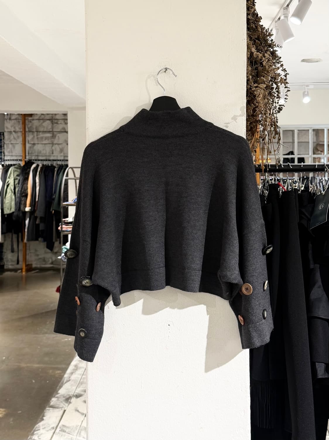 비아 베르디 11 차콜 울 혼방 버튼 와이드 슬리브 크롭 니트 상품이미지6