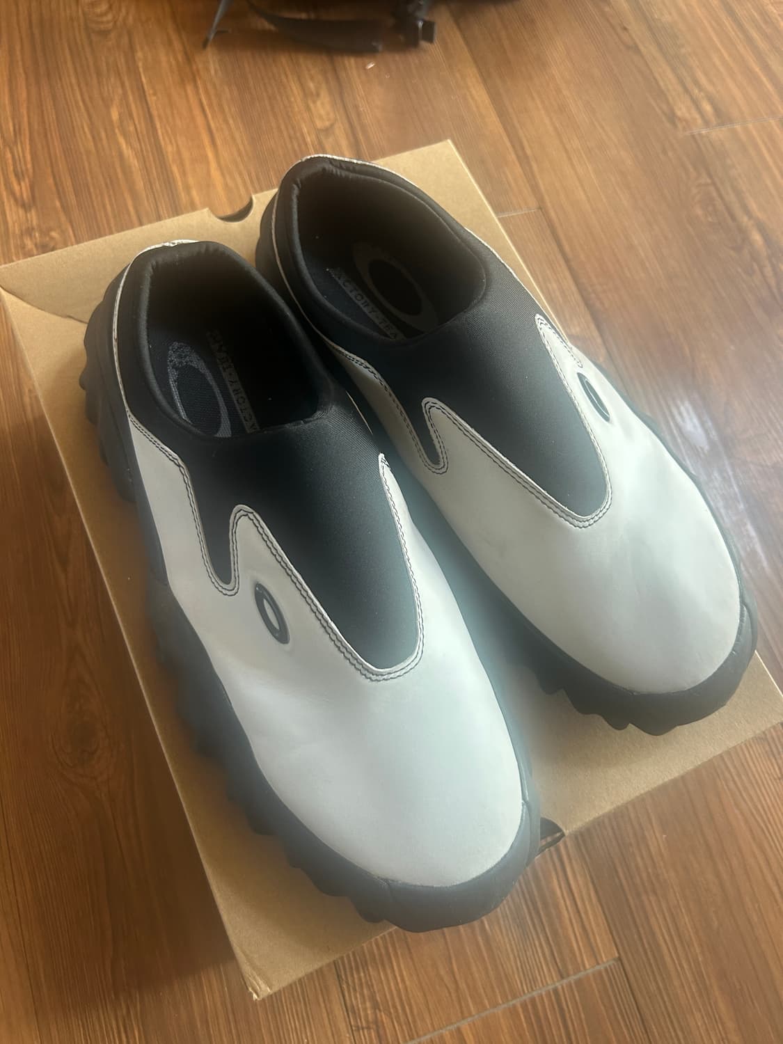 오클리 팩토리 브레인데드 센스 찹 쏘우 뮬 화이트 275 상품이미지2