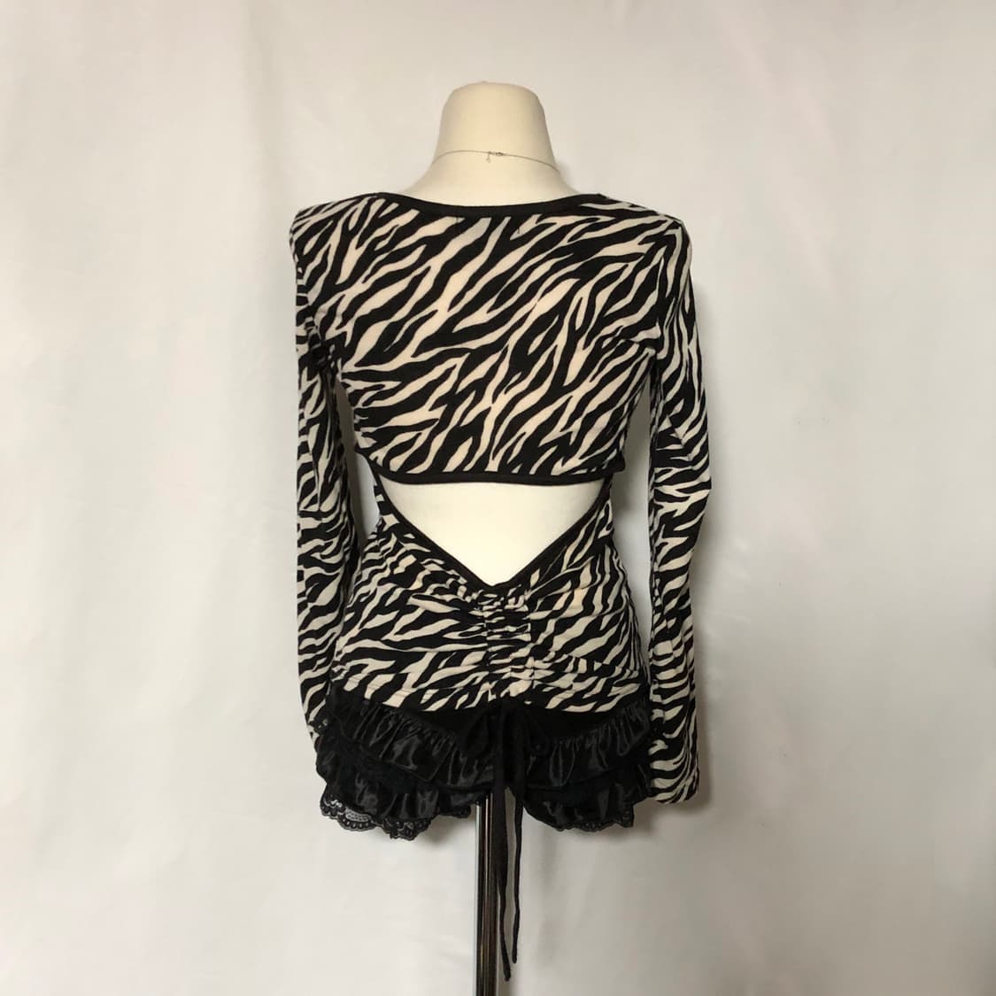 지브라 백 오픈 셔링 탑 블랙 화이트 상품이미지6