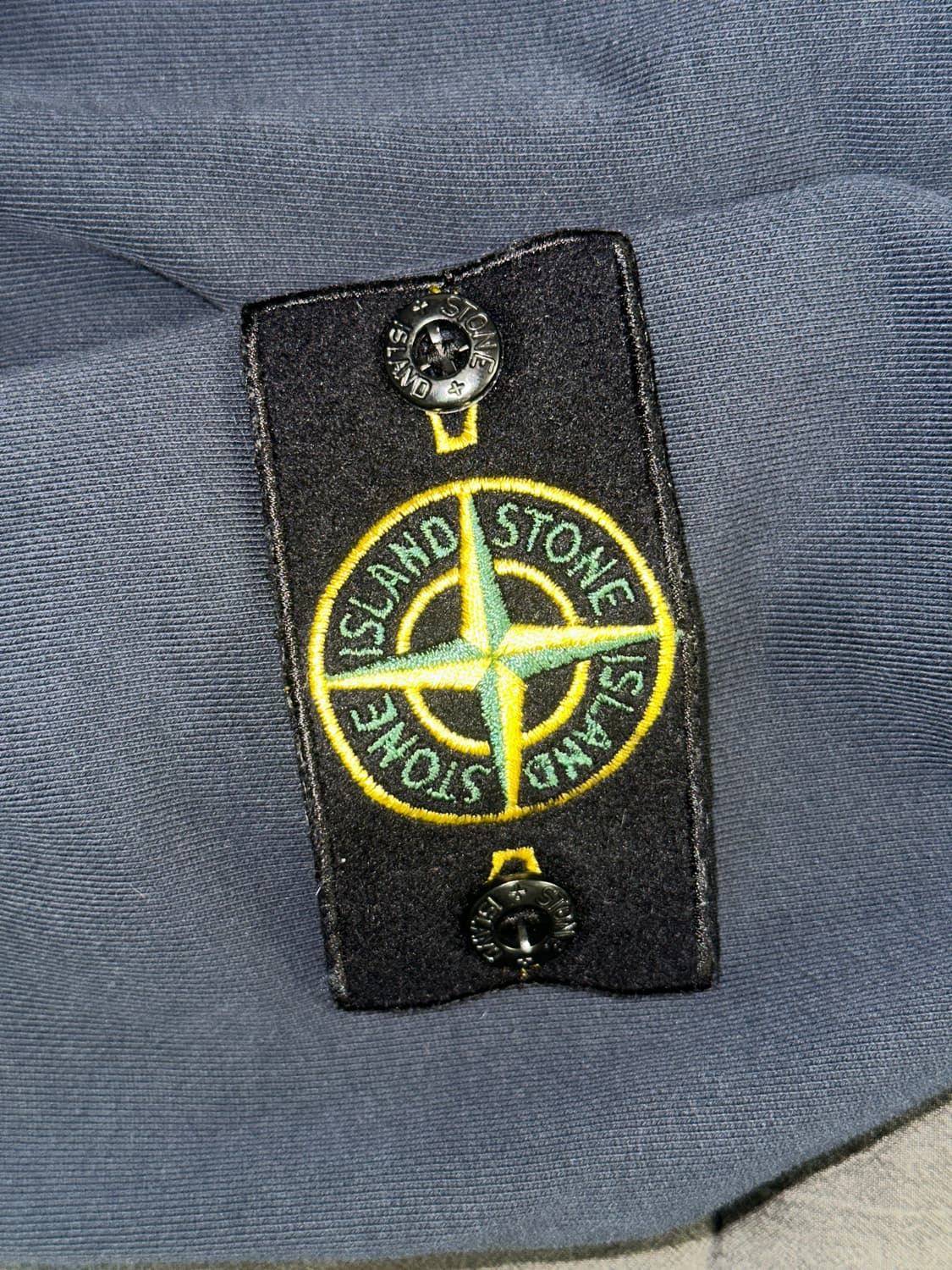 스톤아일랜드 25fw 네이비 색 후드티 상품이미지3