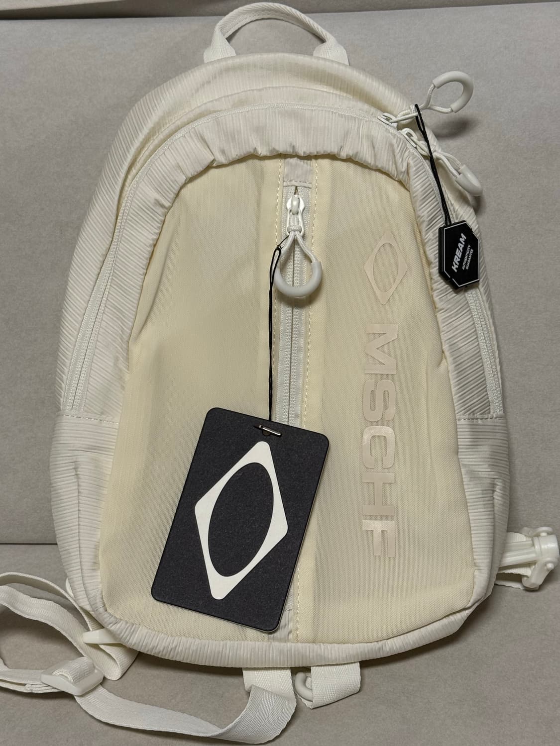 미스치프 슬링백팩 크림 가방 상품이미지3