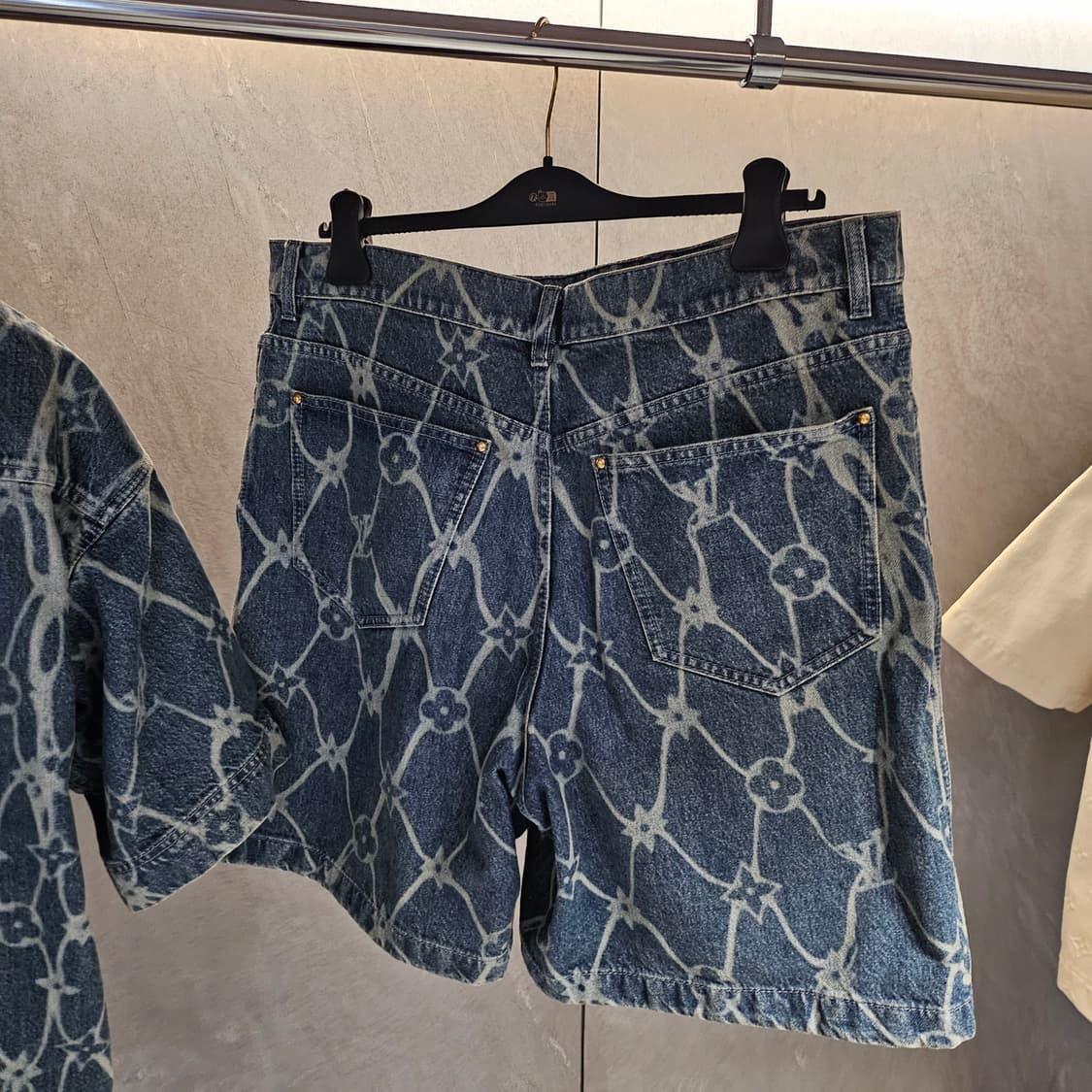 루이비통 퍼렐 모노그램 프린티드 숏슬리브 데님 셔츠 인디고셋업 상품이미지7