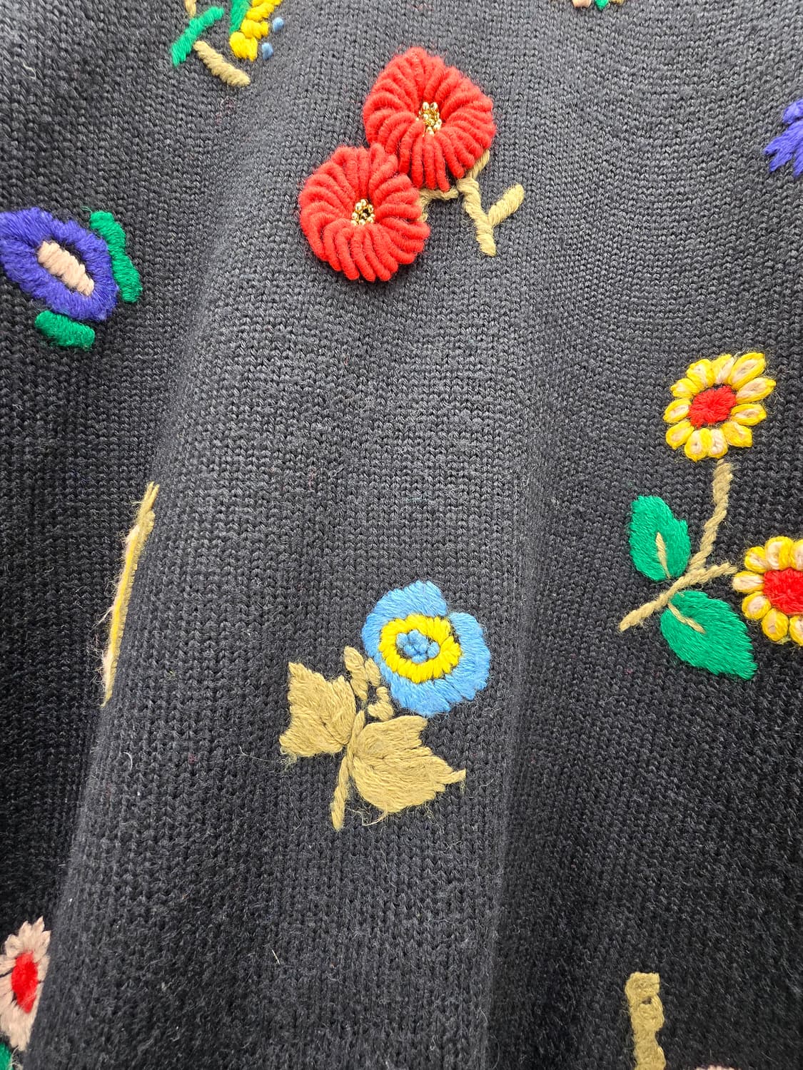 ERESO 블랙  꽃 자수 니트 스웨터 상품이미지6