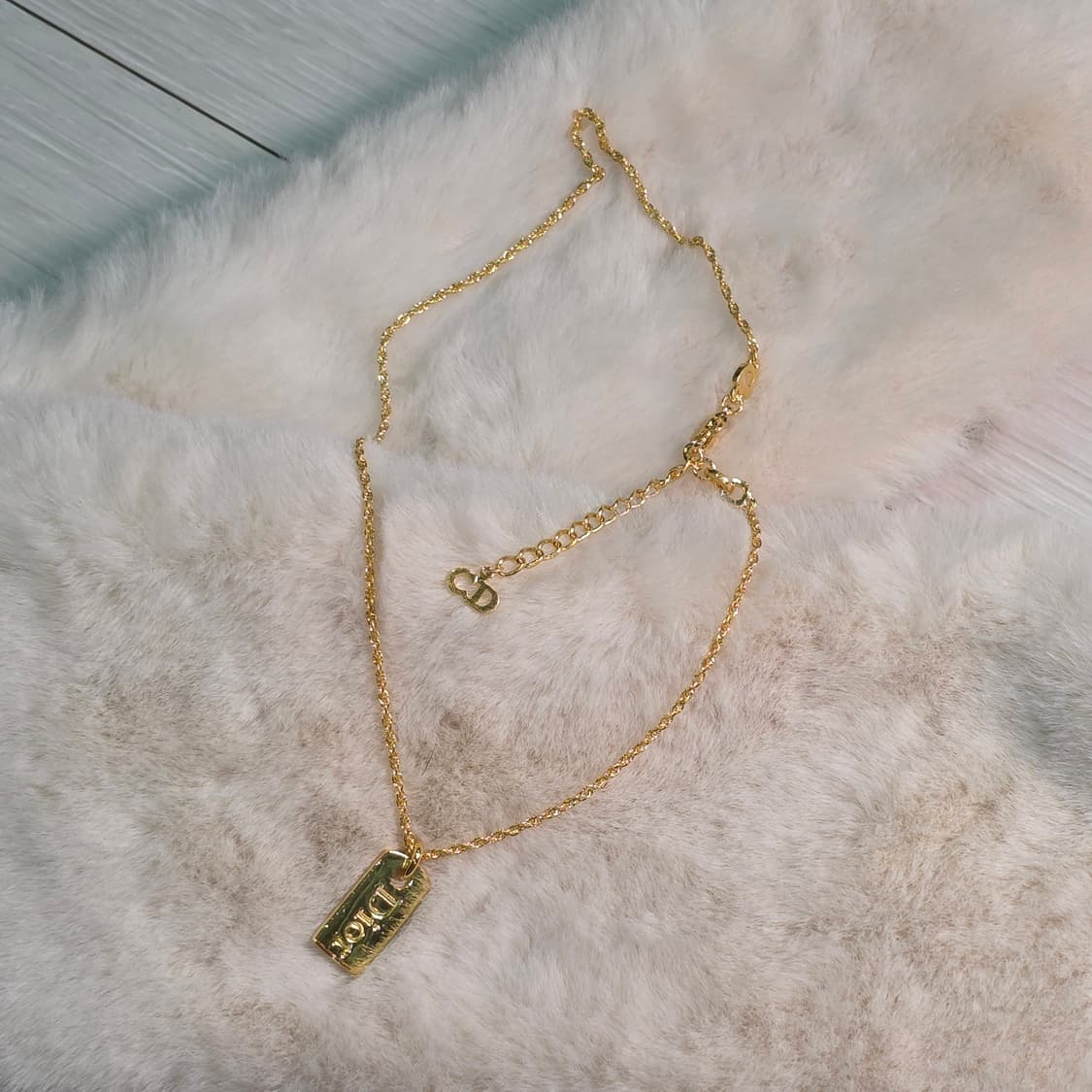 디올 골드톤 로고 플레이트 팬던트 목걸이(남녀공용) 상품이미지2