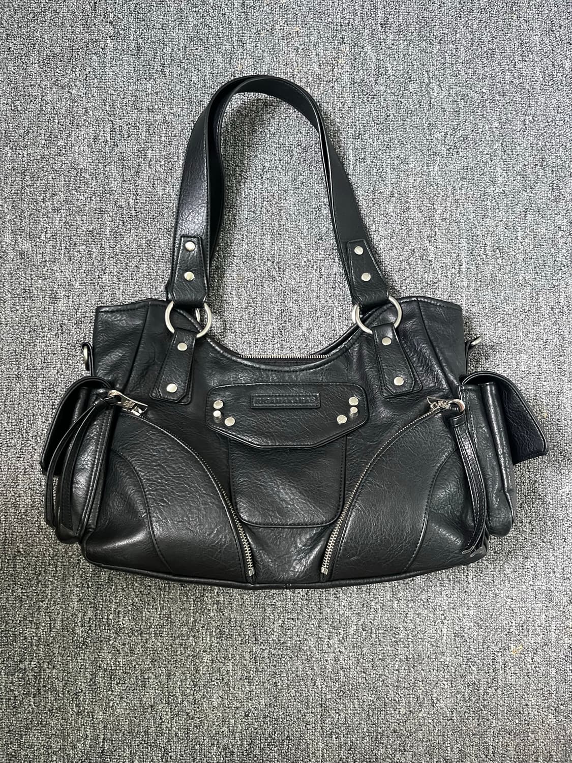 이우가마카라스 스터드 레더 숄더백 블랙 상품이미지1