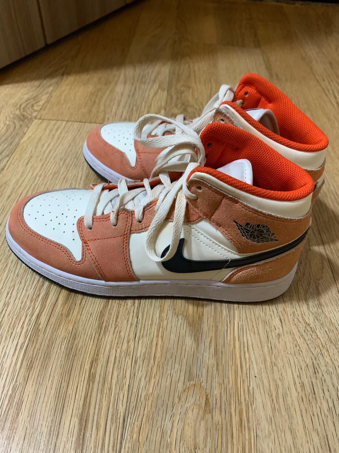 Jordan 1 Mid SE Team Orange Black 상품이미지3