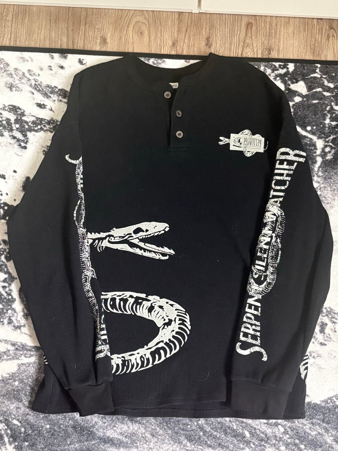 ETCE ONE SNAKE HENLEY NECK WAFFLE KNIT 상품이미지1