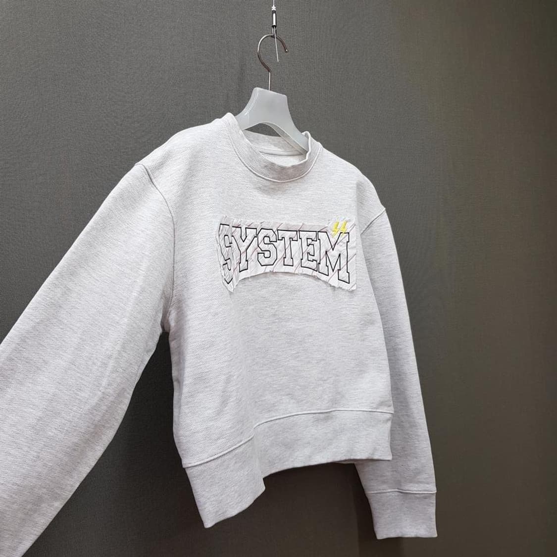 한섬 시스템 2022 그래픽 자수 레터링 크롭 맨투맨 F사이즈 상품이미지4