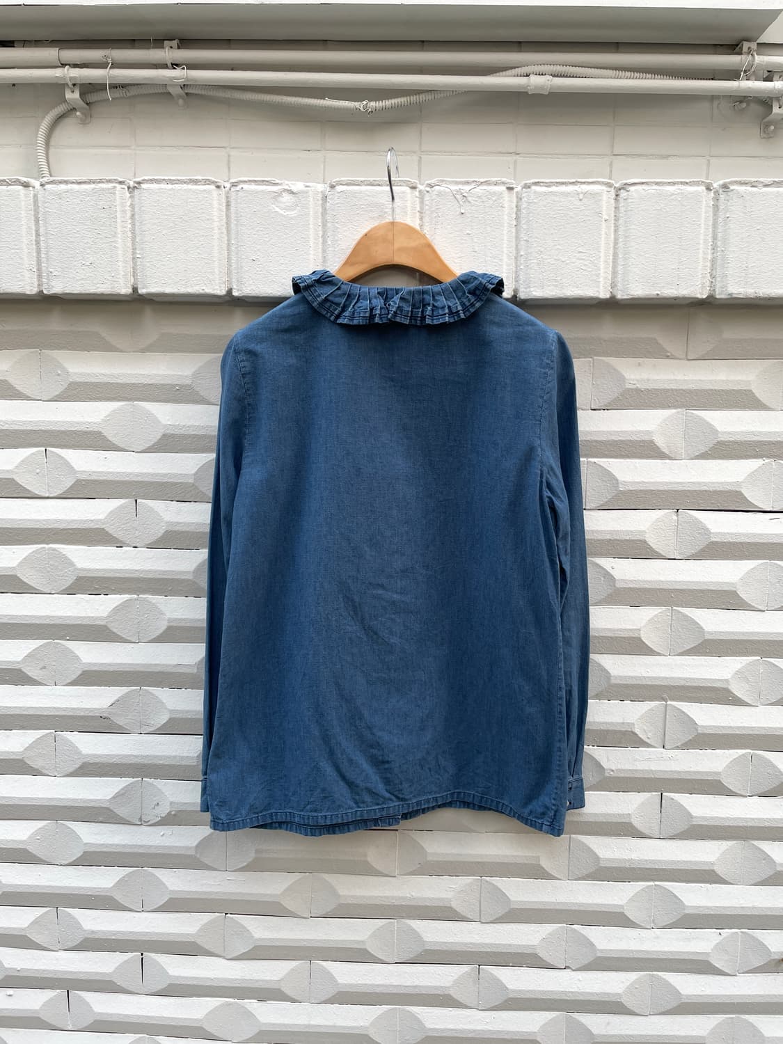 아페쎄 데님 셔츠 프릴 카라 무지 암핏 절개 디테일 레귤러핏 블루 상품이미지2