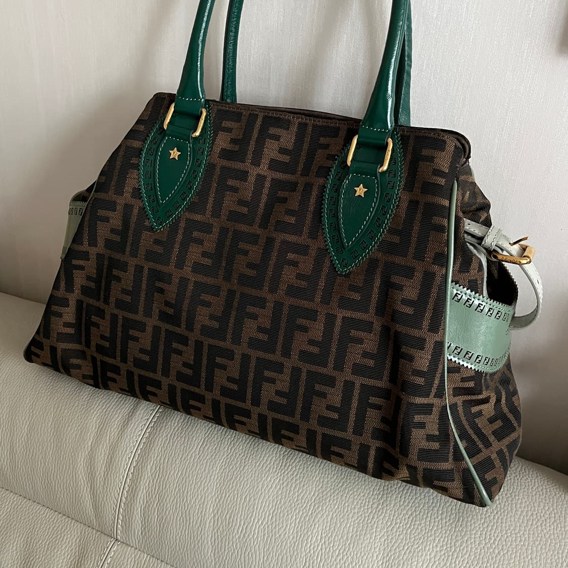 펜디 주카 캔버스 숄더백 그린핸들 상품이미지2