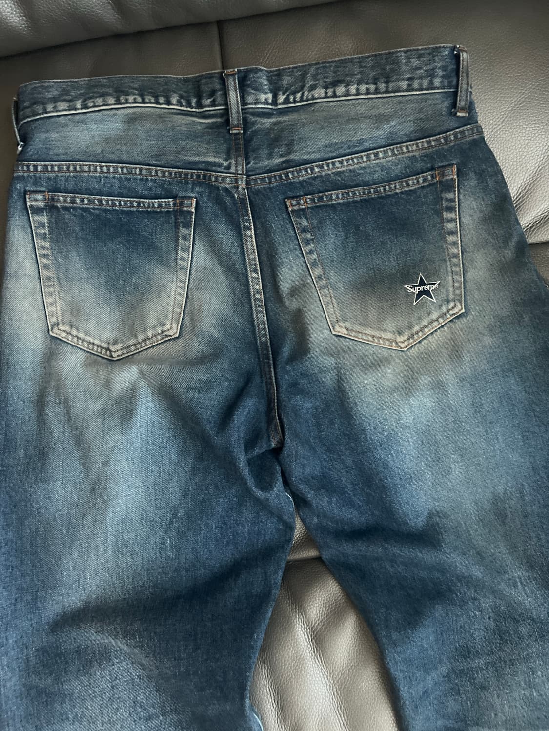 슈프림 디스트레스드 루즈 핏 셀비지 진 워시드 인디고 - 25SS 상품이미지1