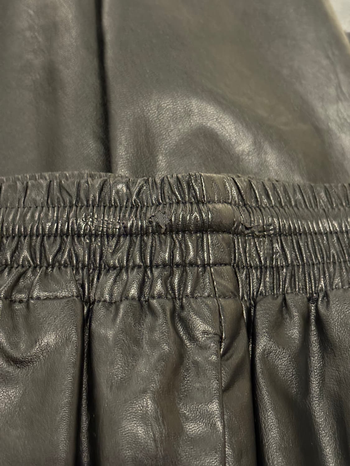 MM6 블랙 레더 반바지 상품이미지4