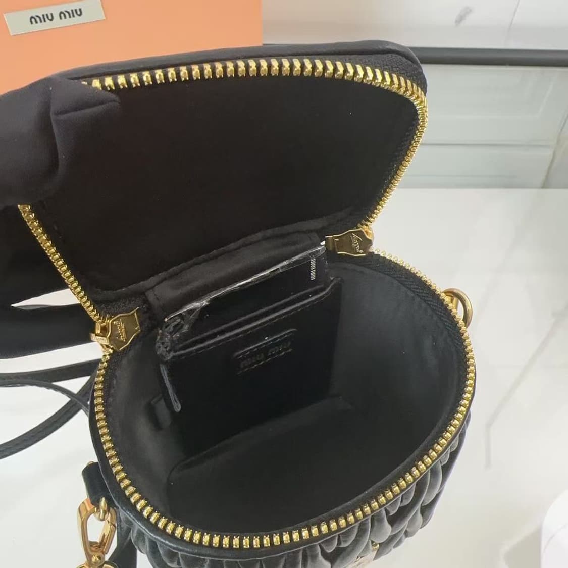 미우 미우 마테라쎄 나파 레더 미니 파우치 블랙  상품이미지3