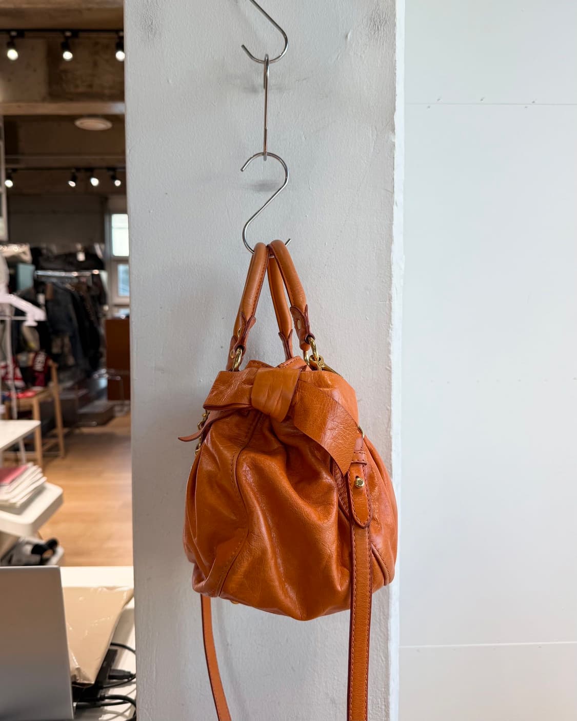 미우미우 오렌지 비텔로 럭스 토트백 상품이미지4