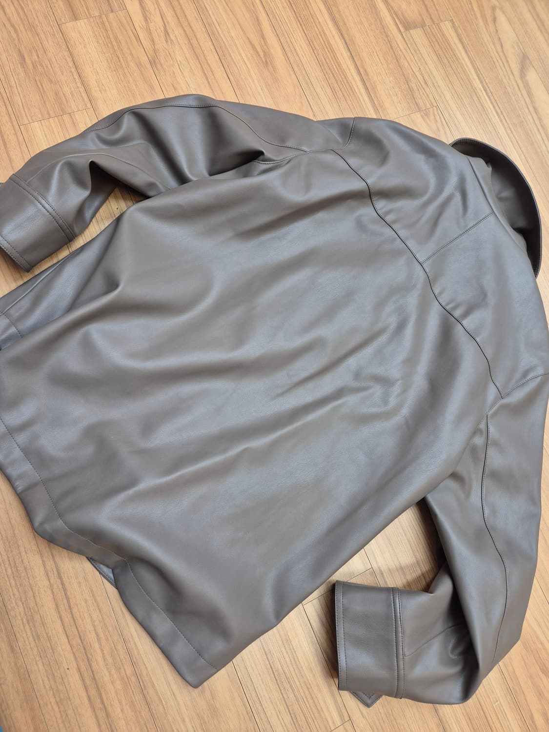 브랜드 PAT 여성 인조 가죽 자켓입니다. 100 사이즈이고, 톤 다운된 상품이미지2