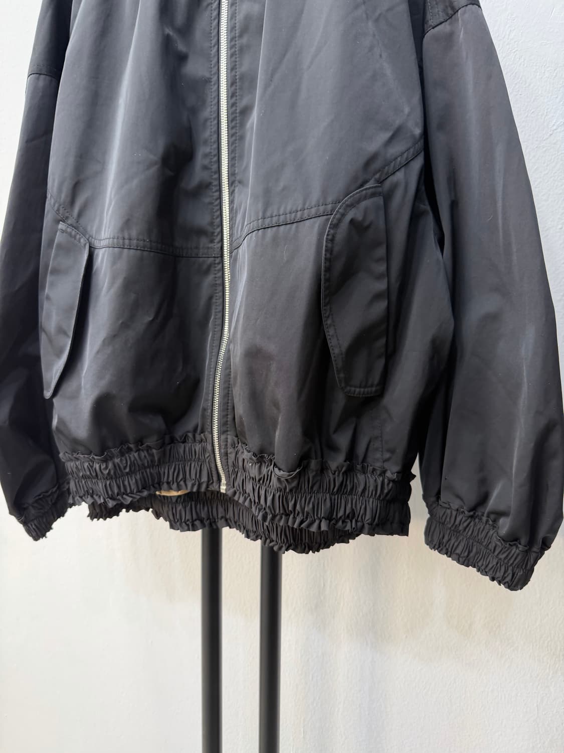 정품) O2ND 오즈세컨 한섬 오버핏 블랙 셔링 봄버 자켓 88 상품이미지3