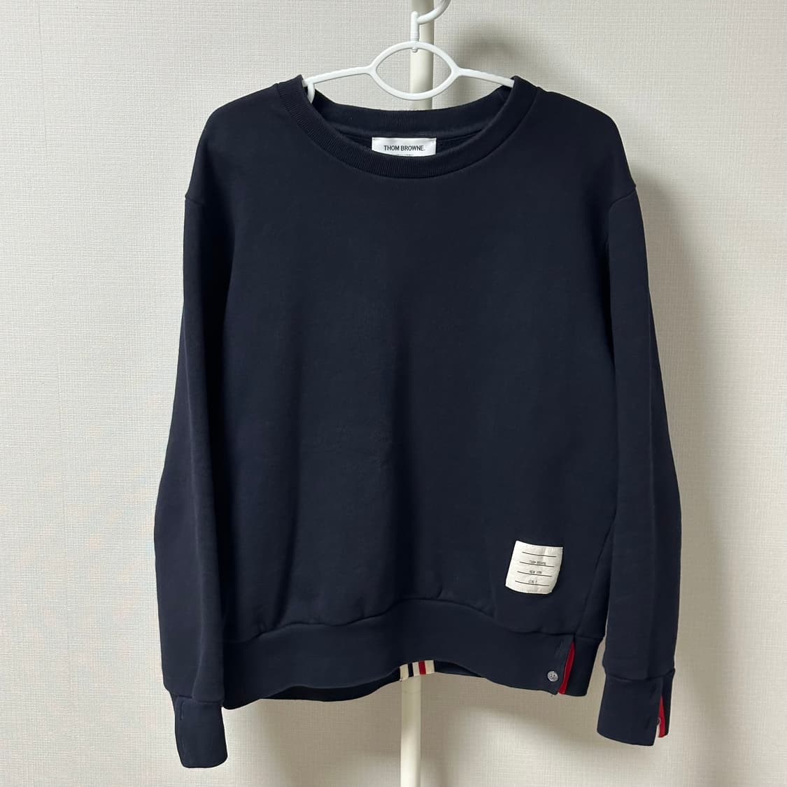 [2] 톰브라운 백삼선 맨투맨 네이비 상품이미지2