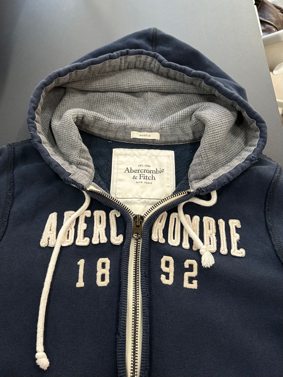 아베크롬비 머슬핏 데미지 후드집업 네이비 상품이미지7