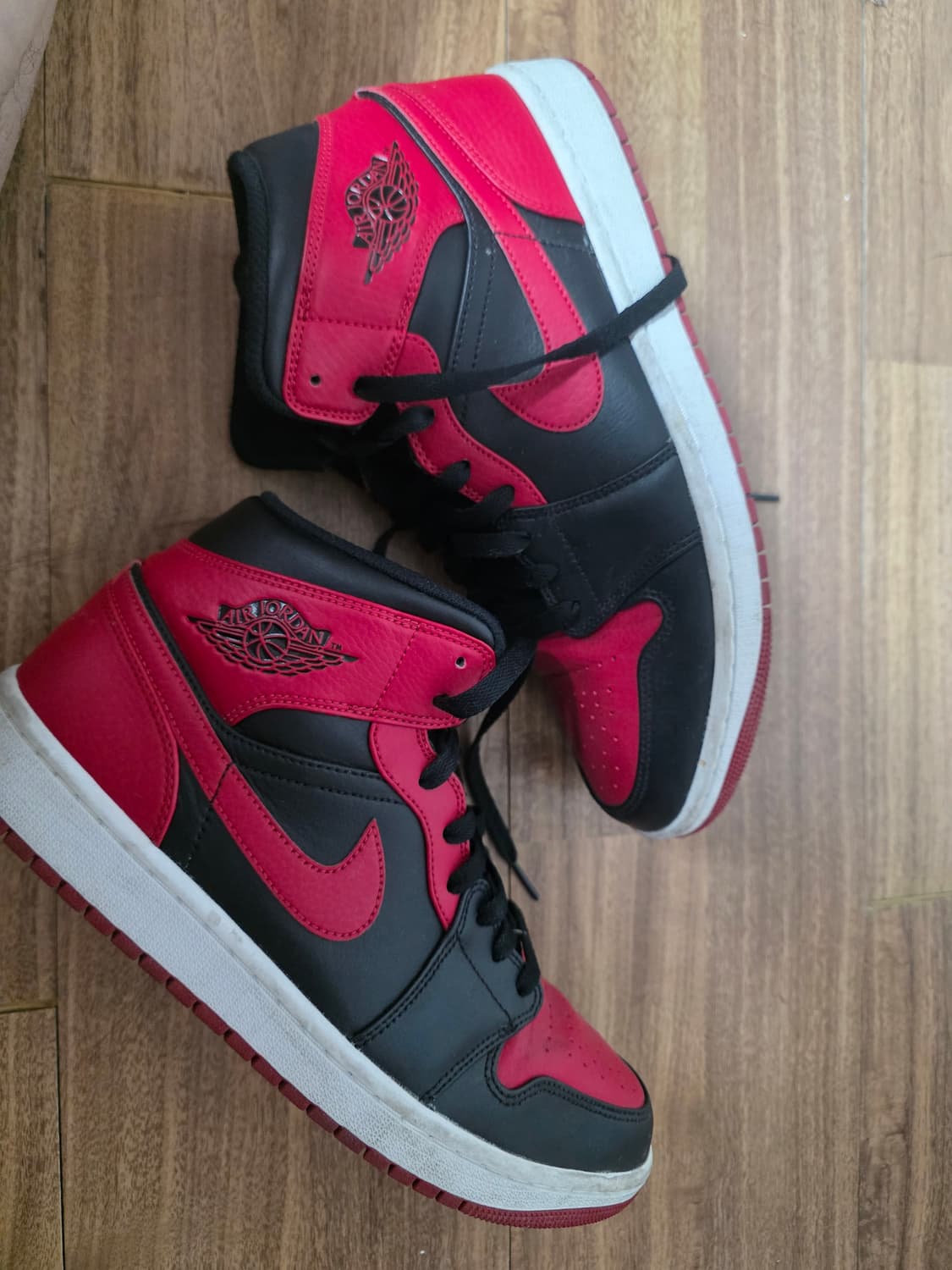 나이키 에어 조던 1 하이 블랙/레드 us10 사이즈 팝니다 상품이미지4