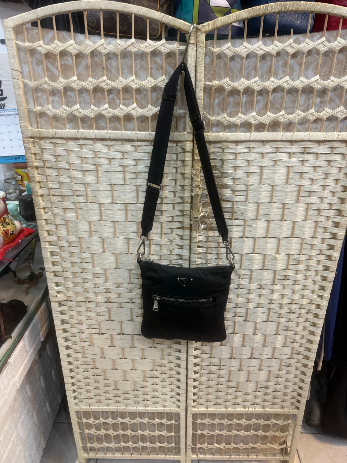 정품 프라다 나일론 크로스백 팝니다 상품이미지1