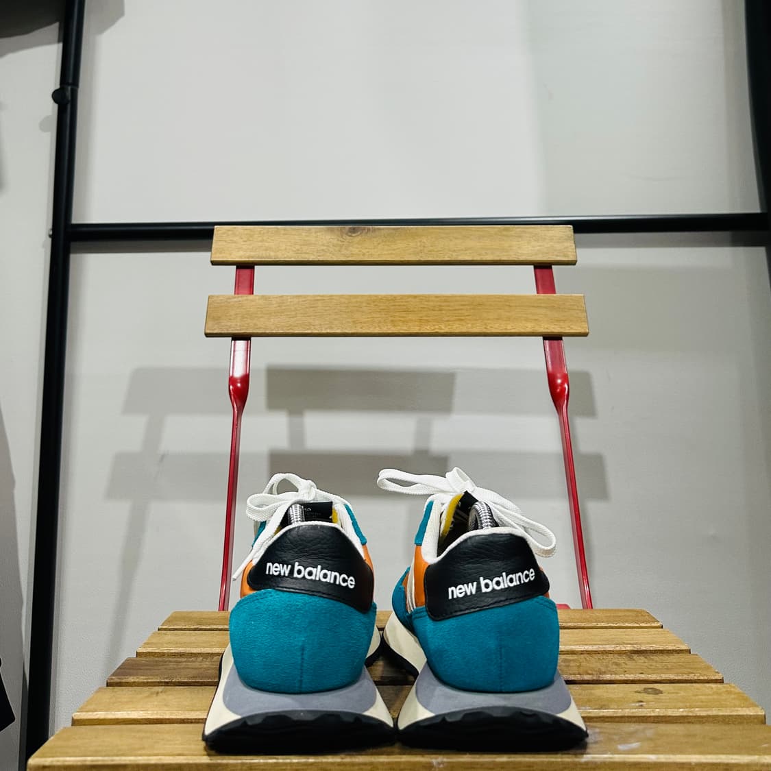 250) 뉴발란스 운동화 남녀공용 신발 237 오렌지 블루 상품이미지4