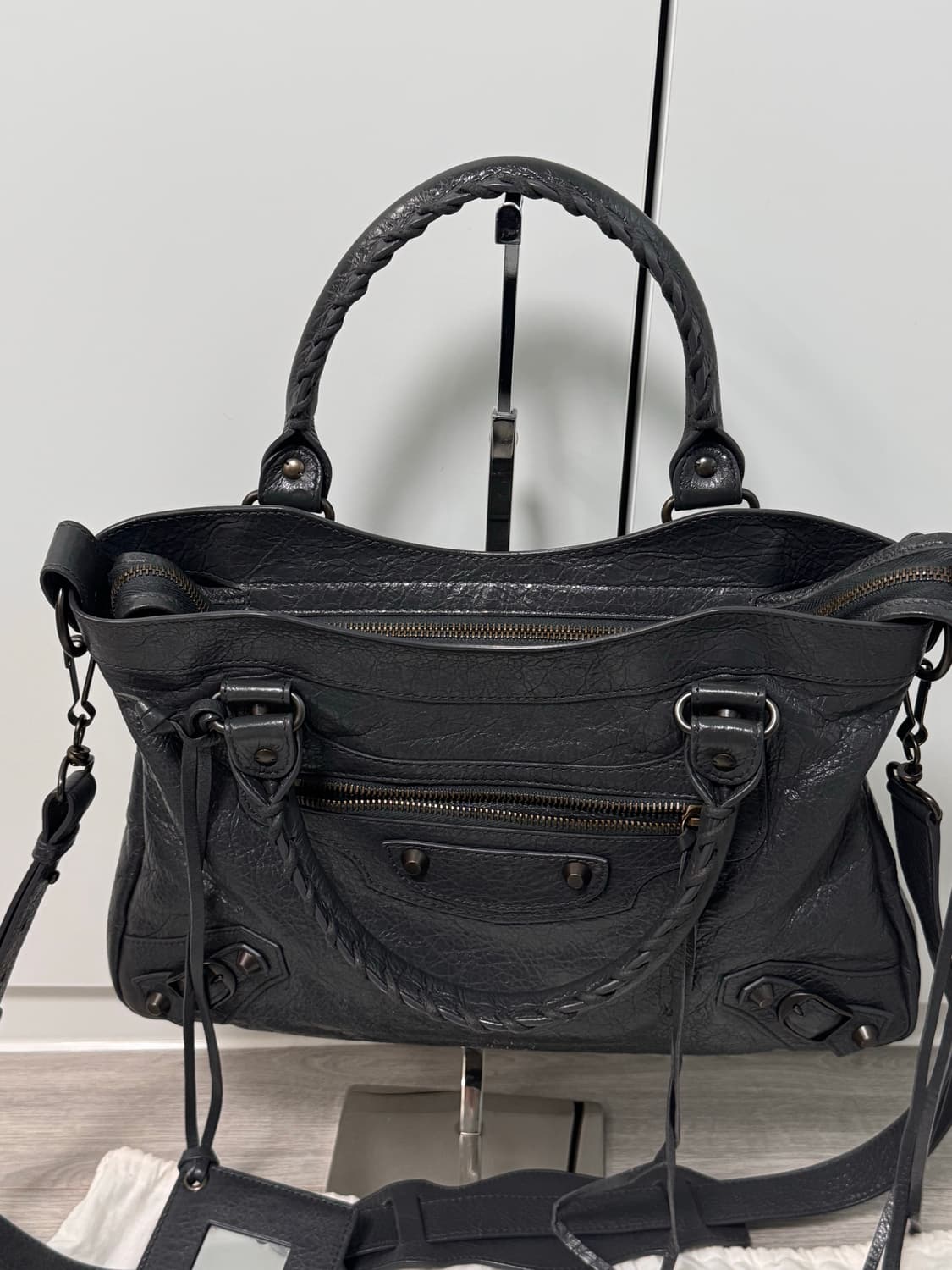 발렌시아가 모터백 퍼스트 다크그레이 s사이즈 상태 A+ 상품이미지4