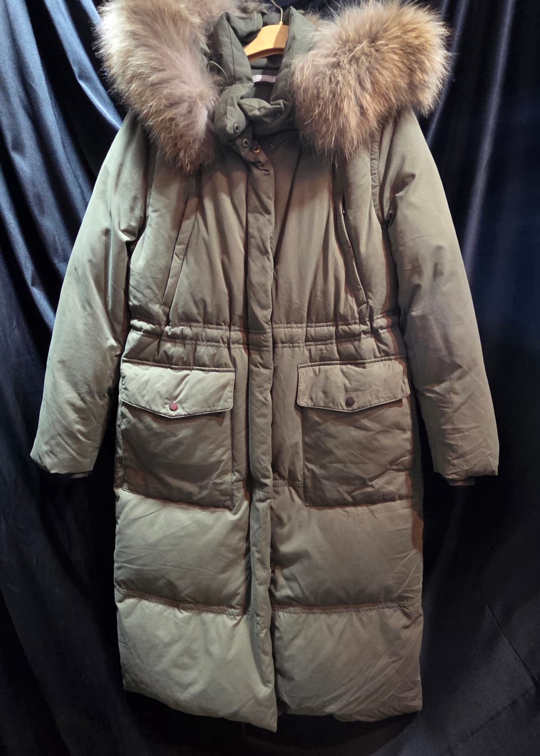 스테파넬 라쿤퍼 카키색 롱 구스 패딩 상품이미지1