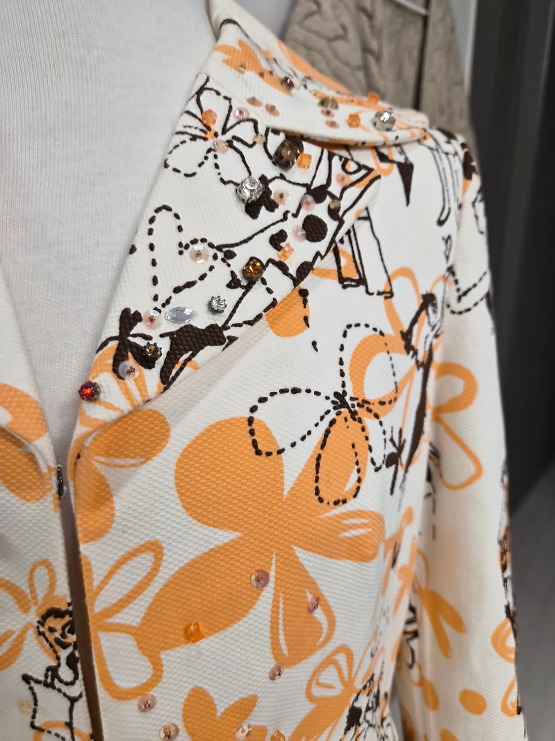 새상품 정품 손정완(SON JUNG WAN) 비즈 아트 드로잉 롱 자켓  상품이미지4