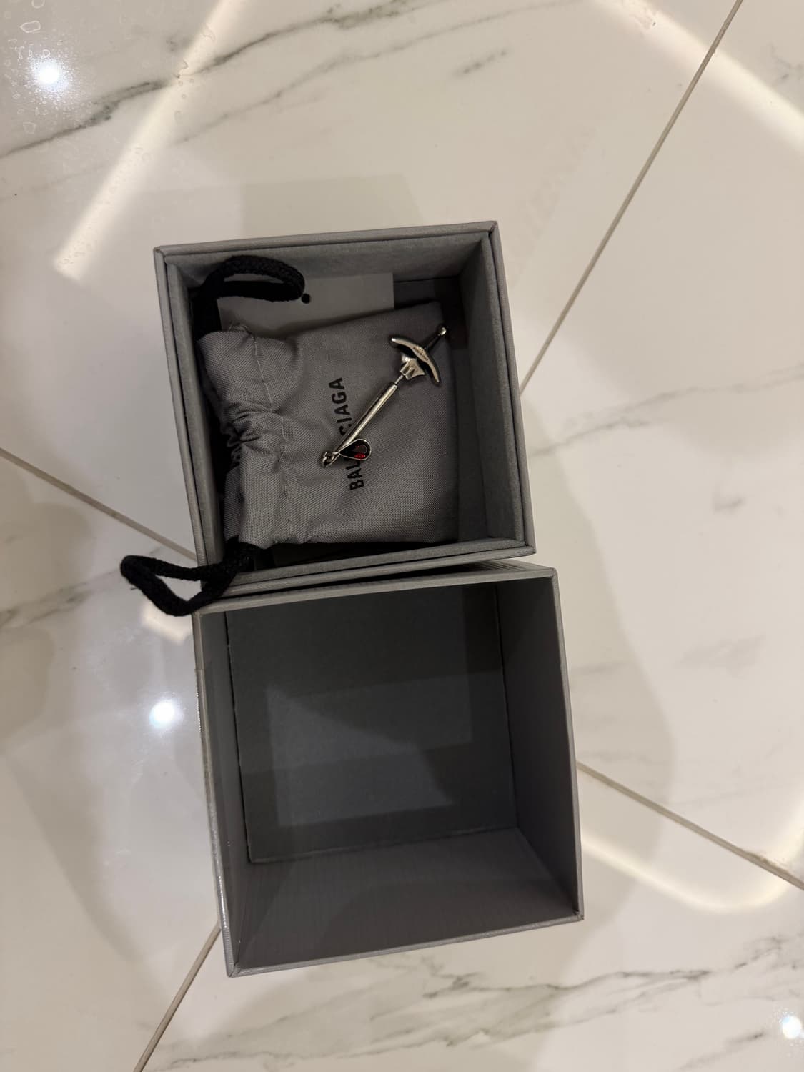 발렌시아가 고스스워드 이어링 실버 상품이미지5