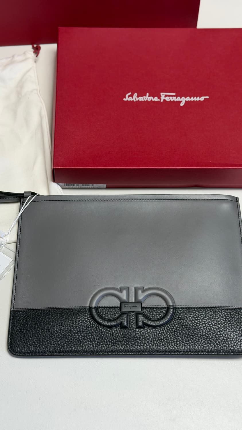 풀구성 새상품) 페라가모 간치니 투톤 클러치백 정가 968,000원  상품이미지1