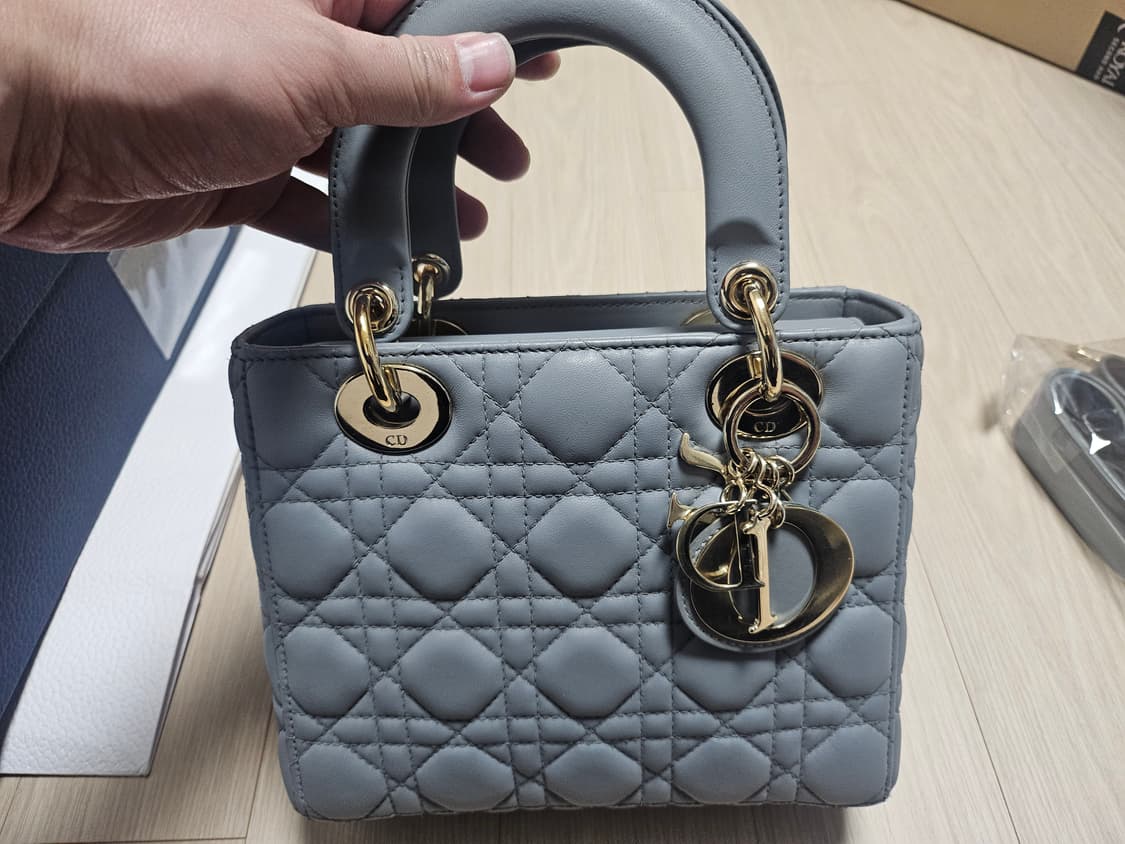 디올 레이디백 미니 블루 그레이 램스킨퀼팅백 상품이미지1