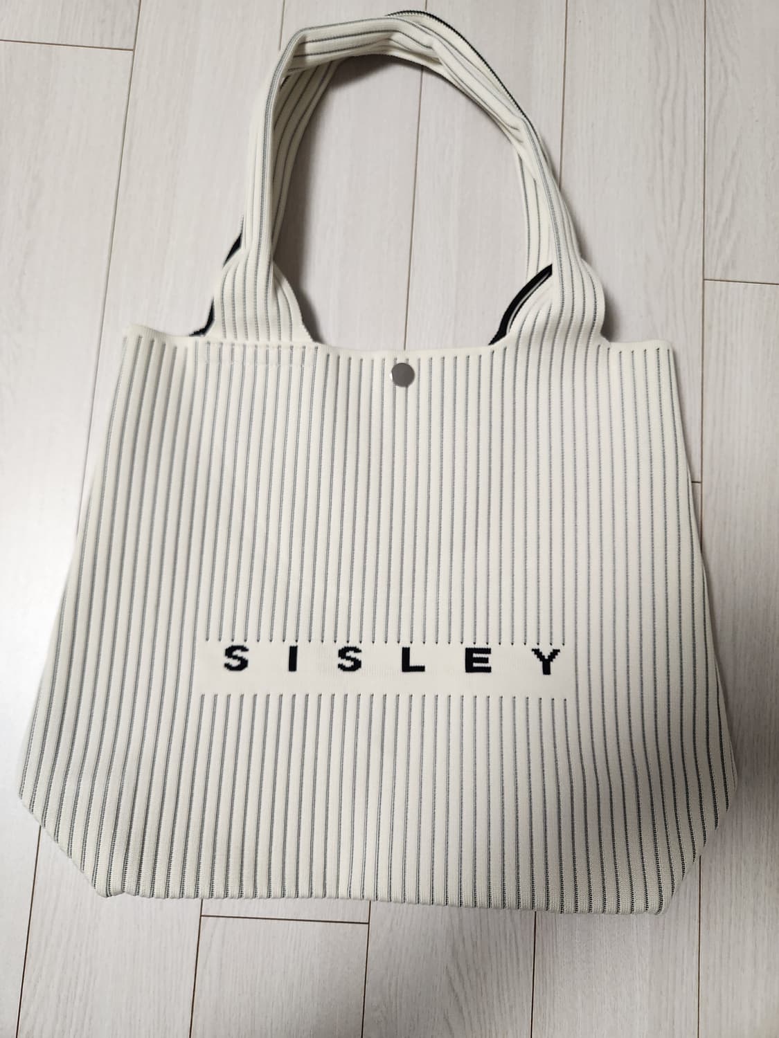 새상품급)시슬리 니트 토트백

여러 중고사이트에도 같이 판매하고 있어서  상품이미지3