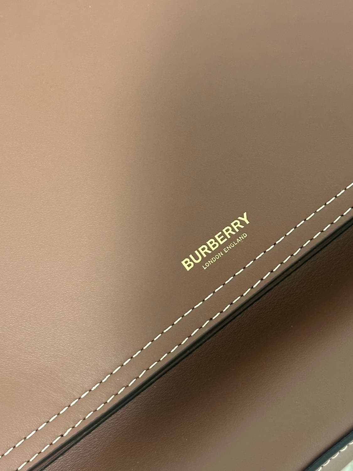 [os] 버버리 미디엄 탑스티치 레더 포켓백 브라운 상품이미지3